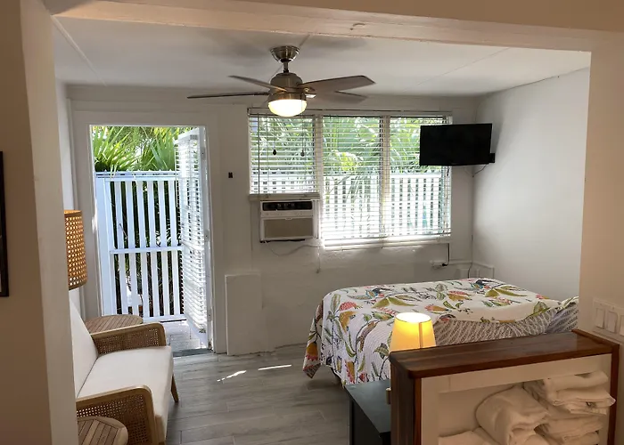 Alexander Palms Court - No Hidden Resort Fees!